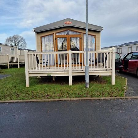 Mini Lodge Hot Tub Hols At Kingfisher Court Tattershall Exterior photo