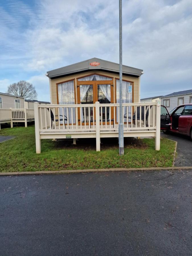 Mini Lodge Hot Tub Hols At Kingfisher Court Tattershall Exterior photo