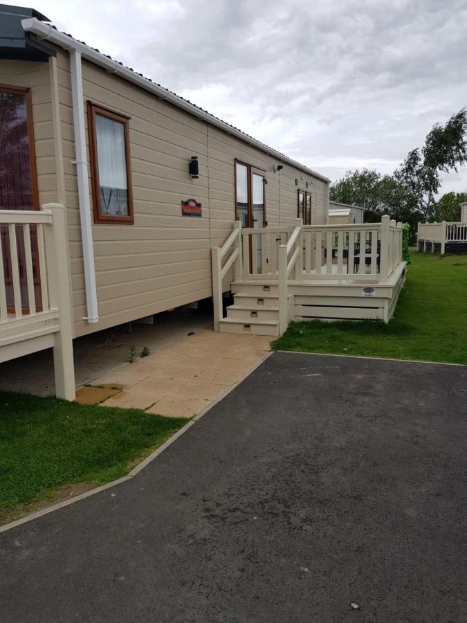 Mini Lodge Hot Tub Hols At Kingfisher Court Tattershall Exterior photo